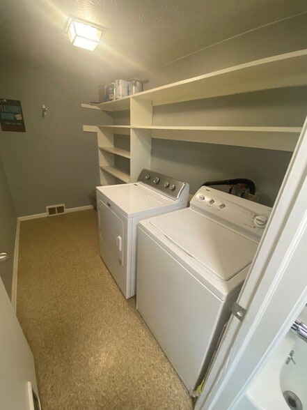 Building Photo - 6970 Carriage Hill Dr