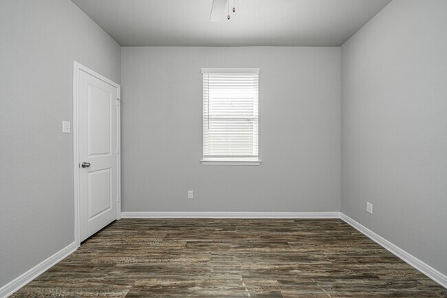 Building Photo - 536 Fallbrook Dr