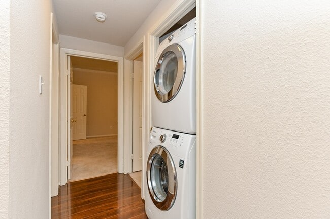 Building Photo - 2255 Braeswood Park Dr