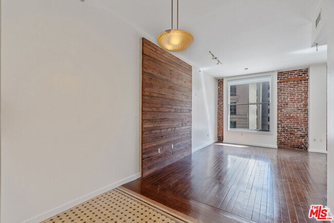 Building Photo - 257 S Spring St