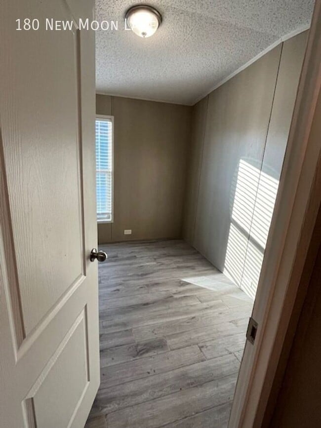 Building Photo - 180 New Moon Ln