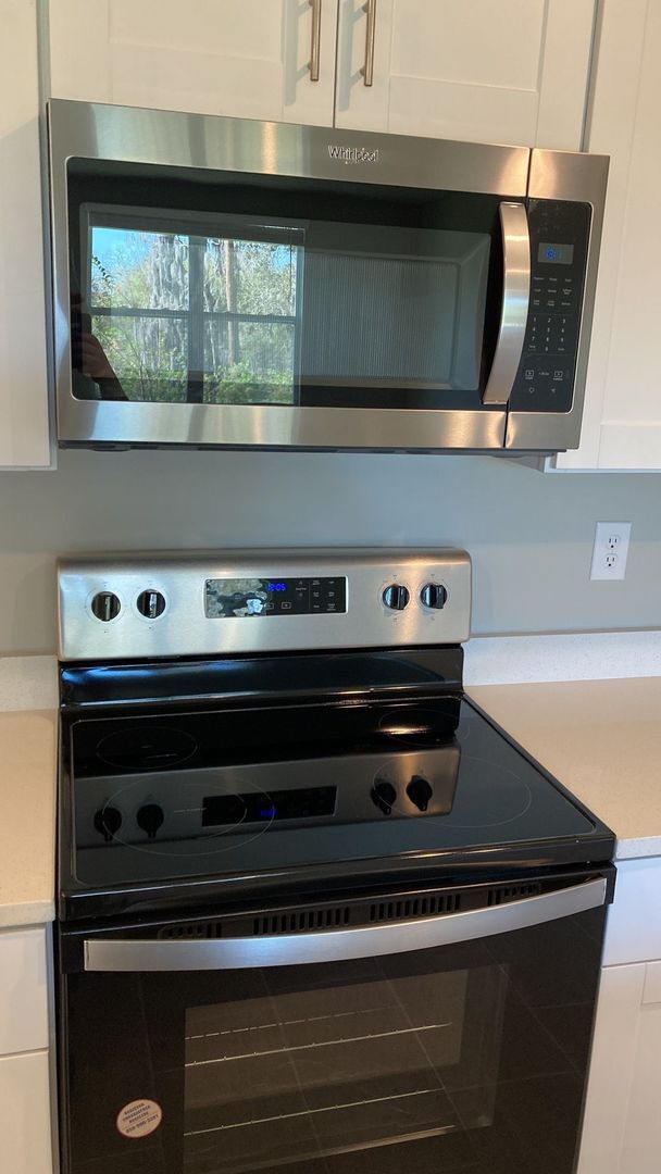 Building Photo - Like new 3 bedroom, 2.5 bathroom, 1 car ga...