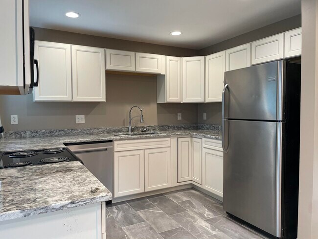 Building Photo - 3421 Holwyn Rd