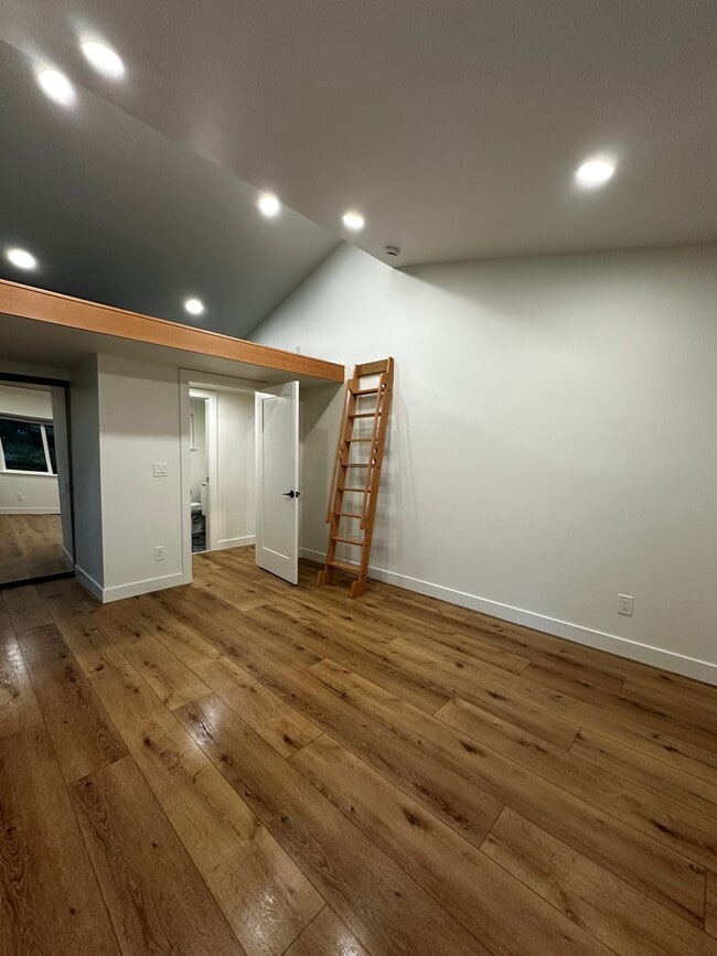 Building Photo - 206 Sequoia Rd