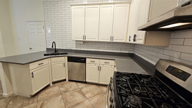 Building Photo - 305 Reinicke St