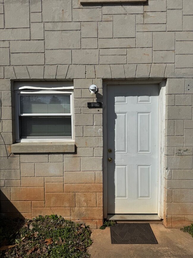 Building Photo - Spacious 2 Bedroom, 1 Bathroom Move-In Ready Apartment!