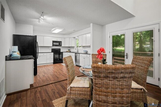 Building Photo - 3 Bedroom Townhome in Henrico!!!