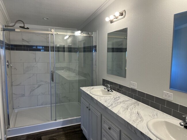 Building Photo - 349 Talbot St