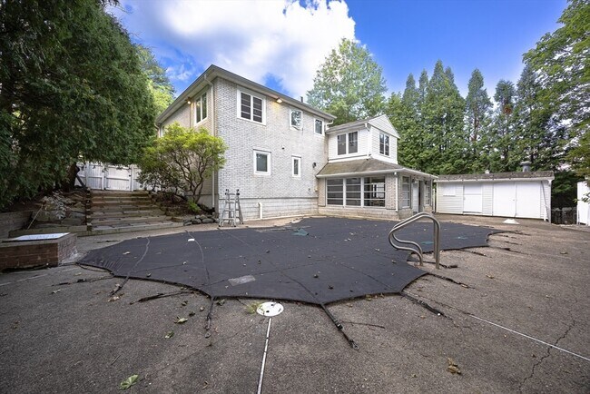 Building Photo - 6 Peachtree Ln