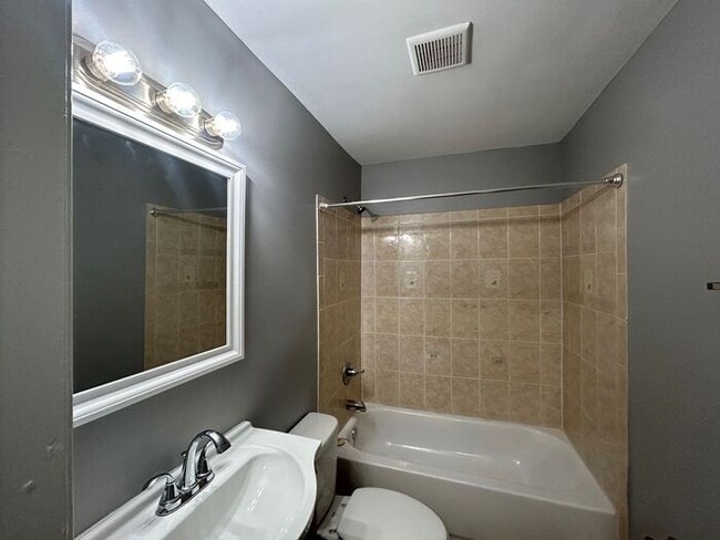 Building Photo - 2 Bedroom 1.5 Bathroom Home