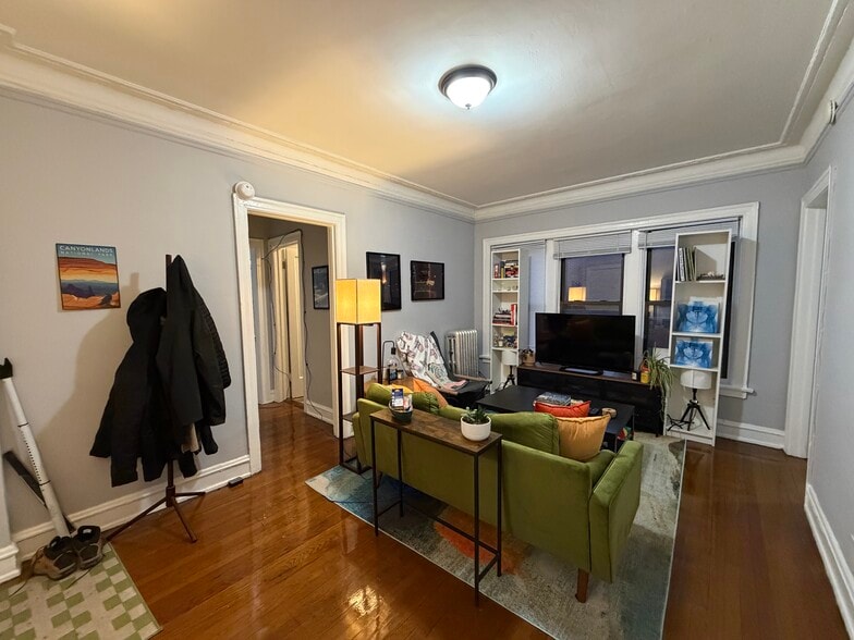 Building Photo - 6948 N Ashland Ave