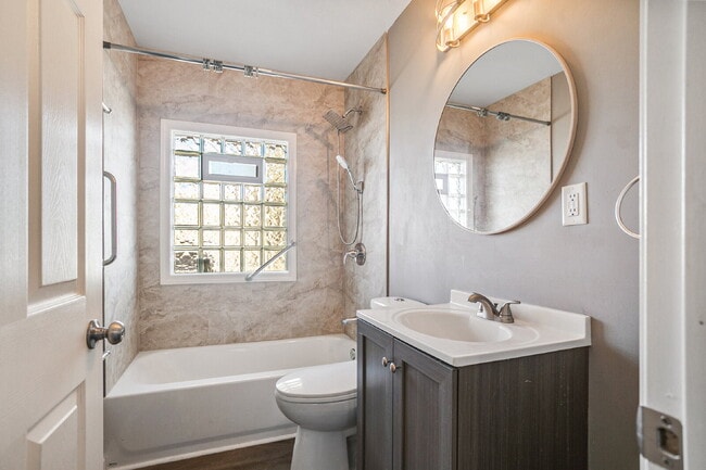 Building Photo - 3 Bedroom, 1 Bath with Garage