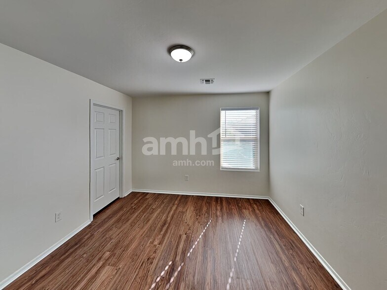 Building Photo - 207 W Calle Matraca