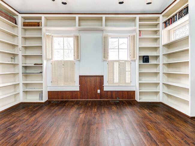 Building Photo - 321 N Park Ave