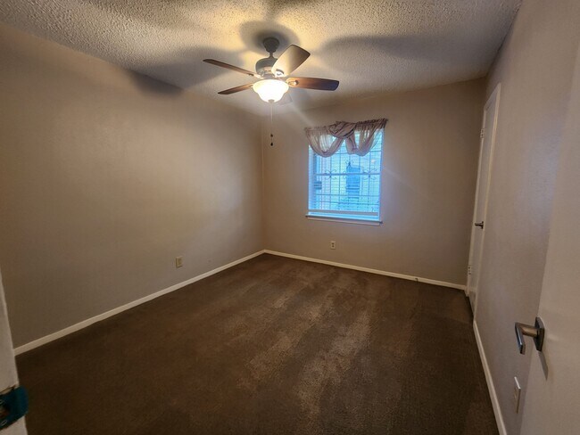 Building Photo - 2425 Kristen Dr