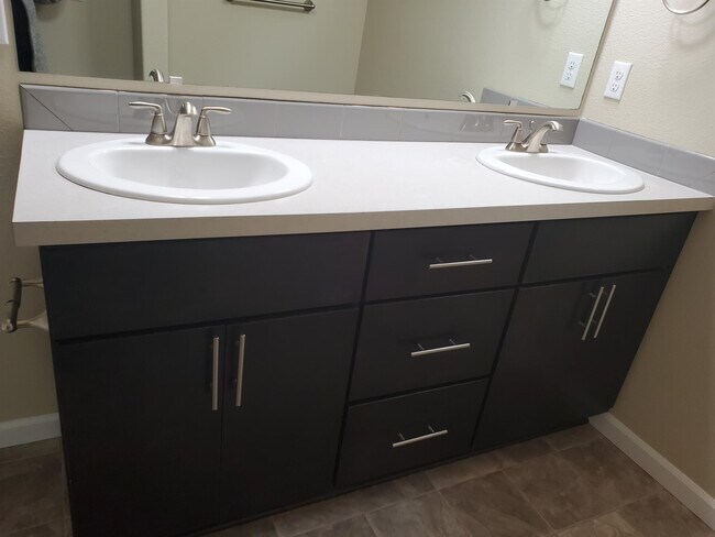 Building Photo - 1502 Onyx St SE