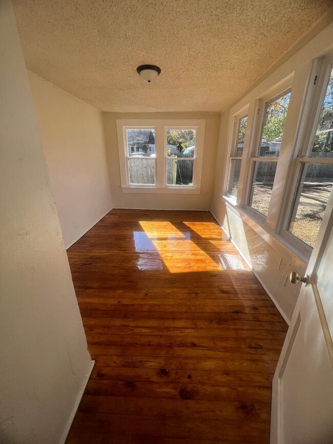 Building Photo - New Listing