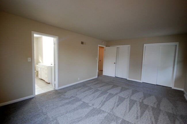 Building Photo - 3 Bedroom 2 Bathroom 2 Stall Attached Garage - Boone Iowa