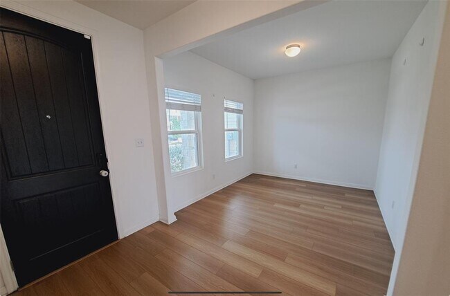 Building Photo - 2633 Danbury Ln