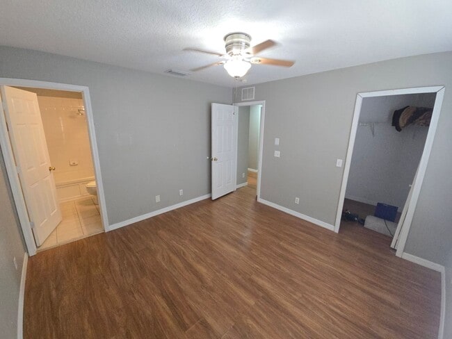 Building Photo - 3/3 Townhome In Valrico