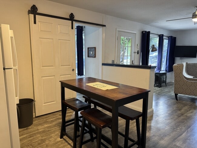 Building Photo - 526 Mill St