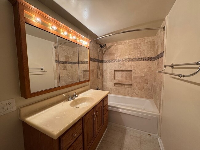 Building Photo - Sun-filled 1 Bed 1 Bath 1st Level Condo Wi...