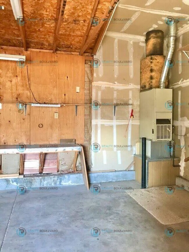 Building Photo - 3BR/2BA Single-Story with Backyard, RV Par...