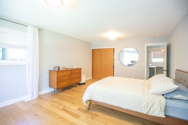 Building Photo - SE Portland 3 Bedroom Home with Amazing Ou...