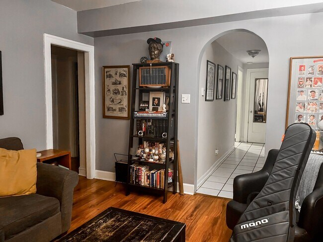 Building Photo - Sheridan Park / Uptown - 3 Bed / 1 Bath