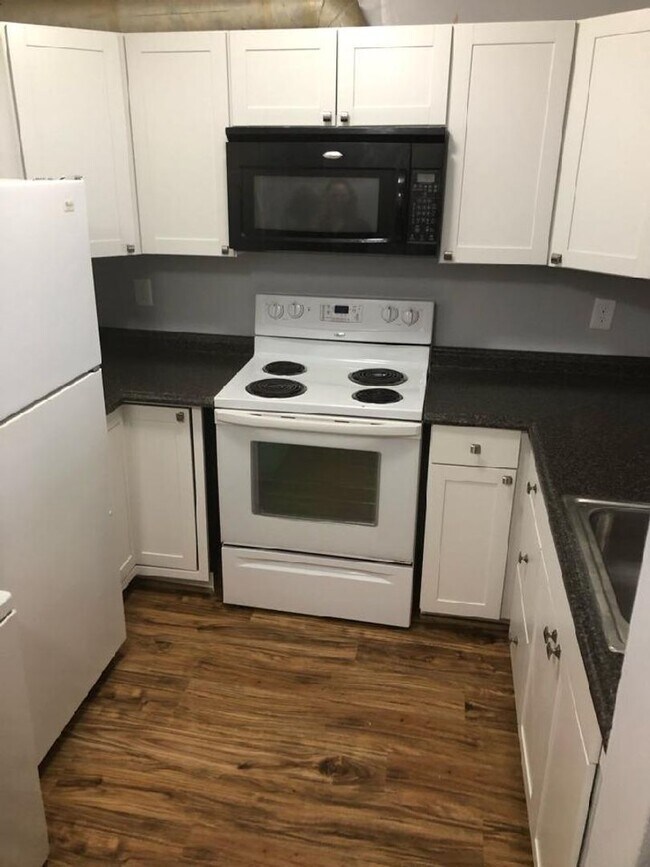 Building Photo - 2 bed condo for rent in the city near William and Mary College