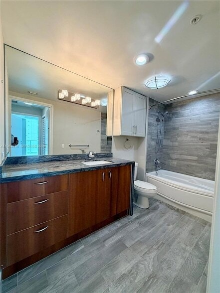 Building Photo - 300 S Biscayne Blvd