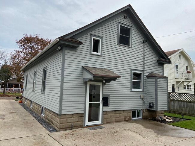 Building Photo - 717 S Fairview St