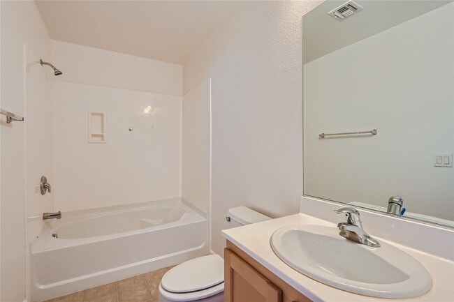 Building Photo - 2 Bedroom Mid-Rise Condo at PARK AVENUE!