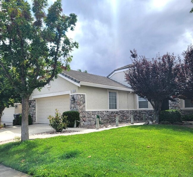 Building Photo - 2162 Golden Gate Dr
