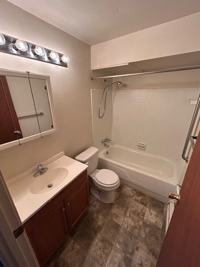 Building Photo - Convenient & Newly Updated 2-Bedroom Apart...
