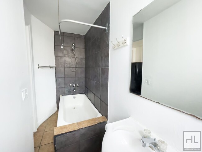 Building Photo - Spacious Bushwick 2-Bed 1-Bath / Maria Her...