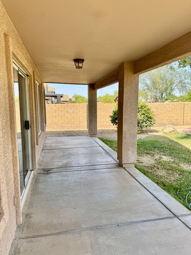 Building Photo - 4 Bedroom 3 Bathroom Home in Surprise! Has Loft & Additional Office/Den!