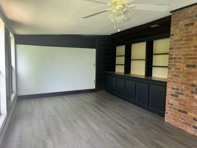 Building Photo - 352 Brookwood Lake Pl