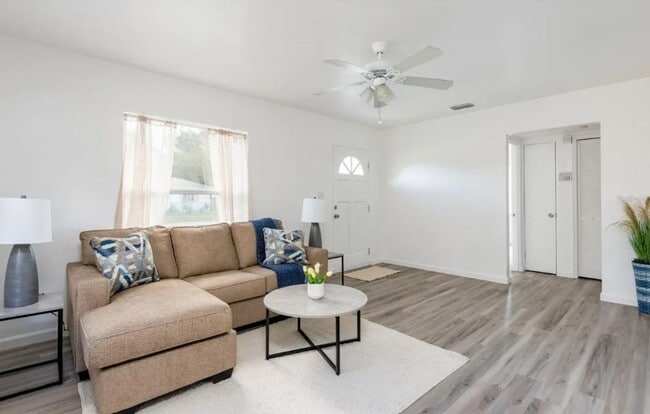 Building Photo - Housing Voucher Accepted: Charming 3-Bedro...