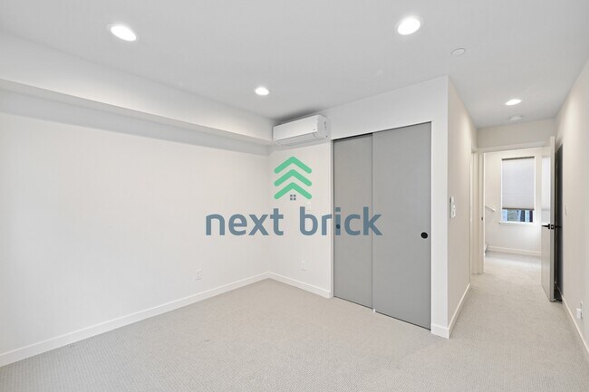 Building Photo - "Charming 3-Bedroom Townhouse Retreat in the Heart of Seattle - 3104C SW Avalon Way!"