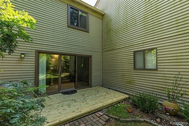 Building Photo - 1570 Streamwood Ct