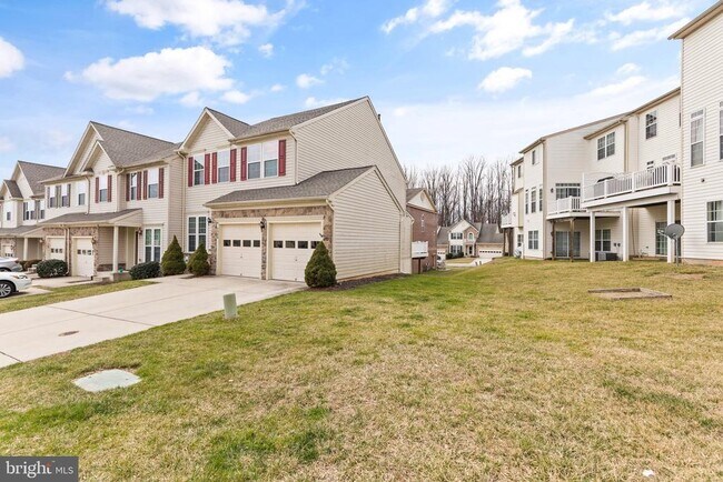 Building Photo - 2900 Lomond Pl