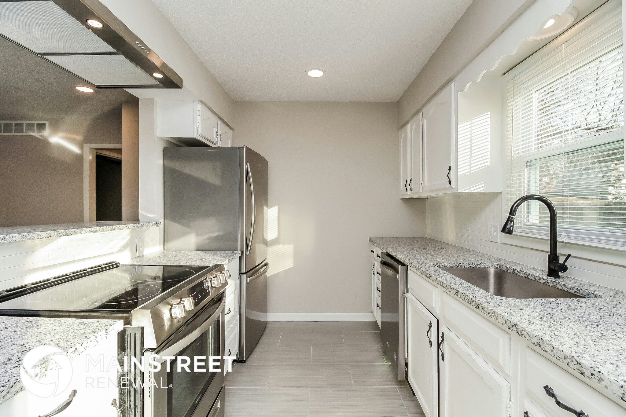 Building Photo - 721 N Sunset Dr