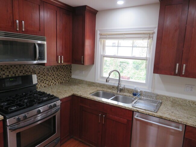 Building Photo - 932 Brantwood Ave