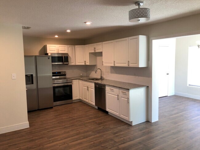 Building Photo - 10410 Azalea Dr