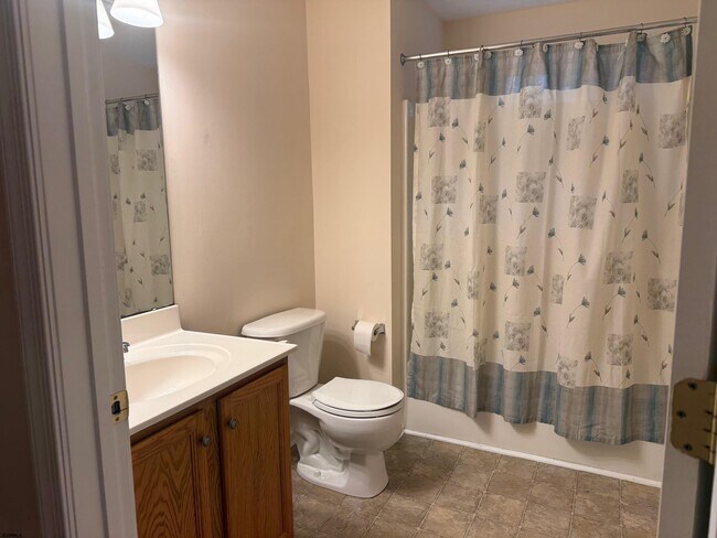 Building Photo - 551 London Ct