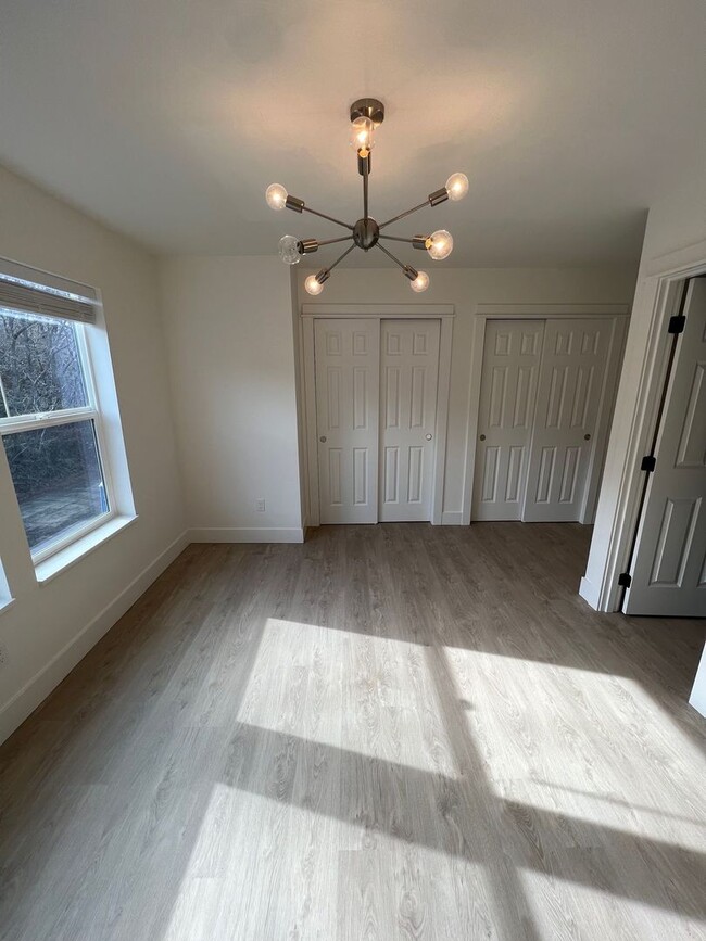 Building Photo - Newer 3 Bedroom Duplex with Gorgeous River Views