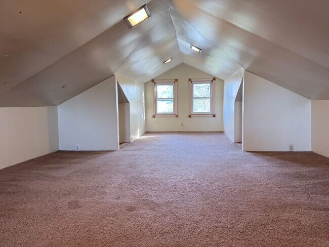 Building Photo - 305 N F St