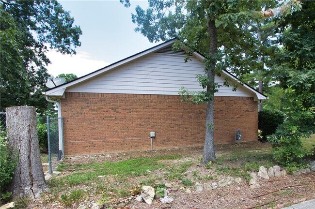 Building Photo - 2421 Sherrie Ln SW