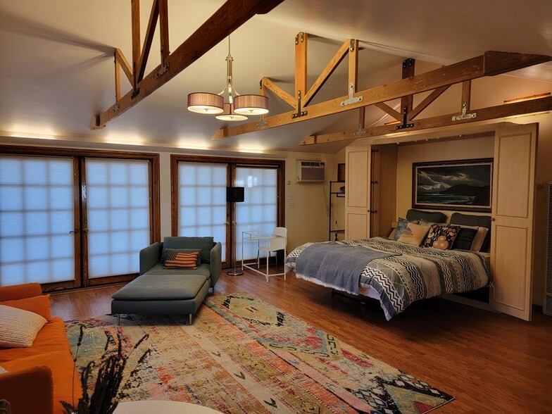 Spacious studio - 311 Palomar Rd